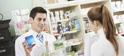 Farmacia Carmen Pereira Candel farmacéutico cruzando los brazos